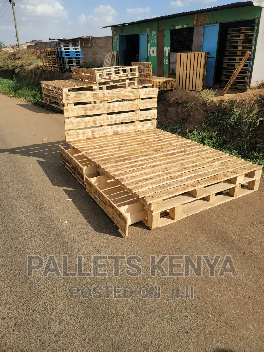 5*6 Pallet Bed- Detachable With Drawers. (Rhts)