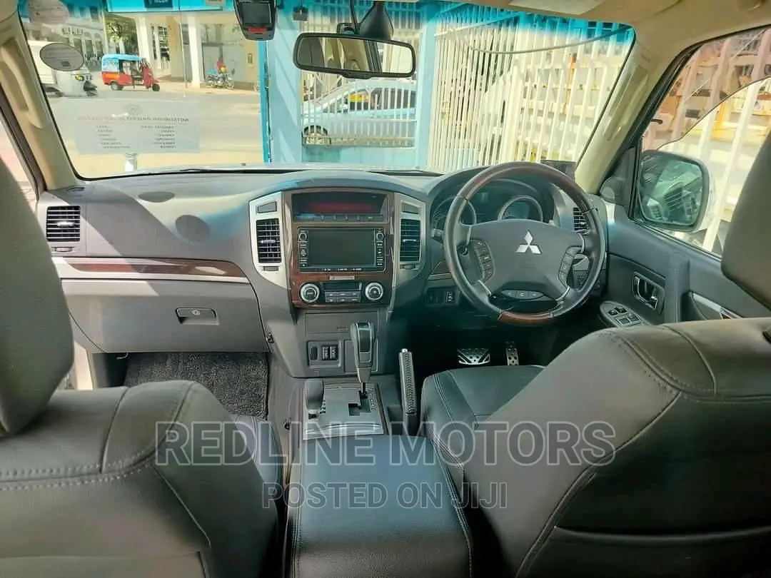 Mitsubishi Pajero 2017 Silver