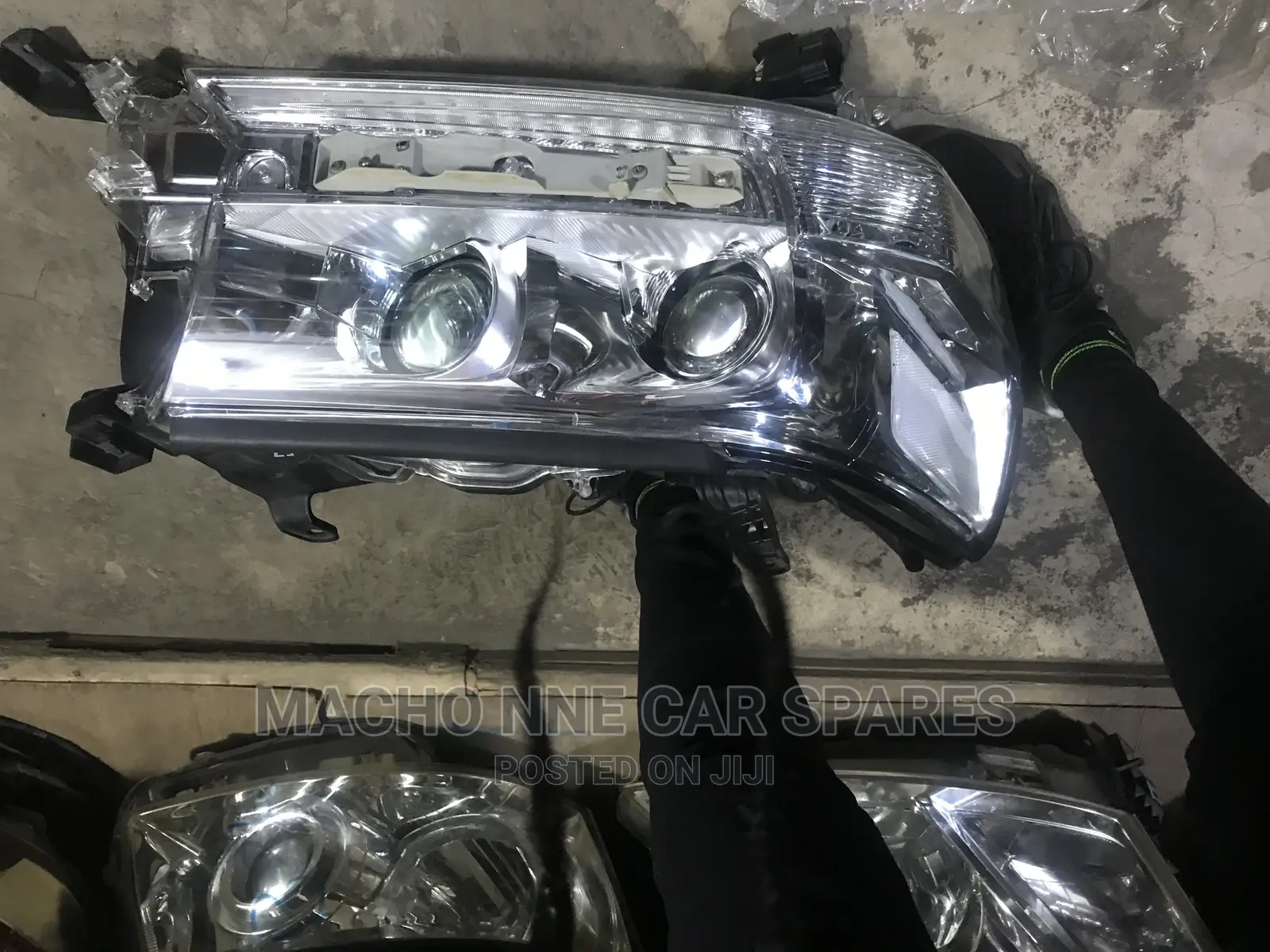 Toyota Land Cruiser V8 200 Series Headlight (Clear )