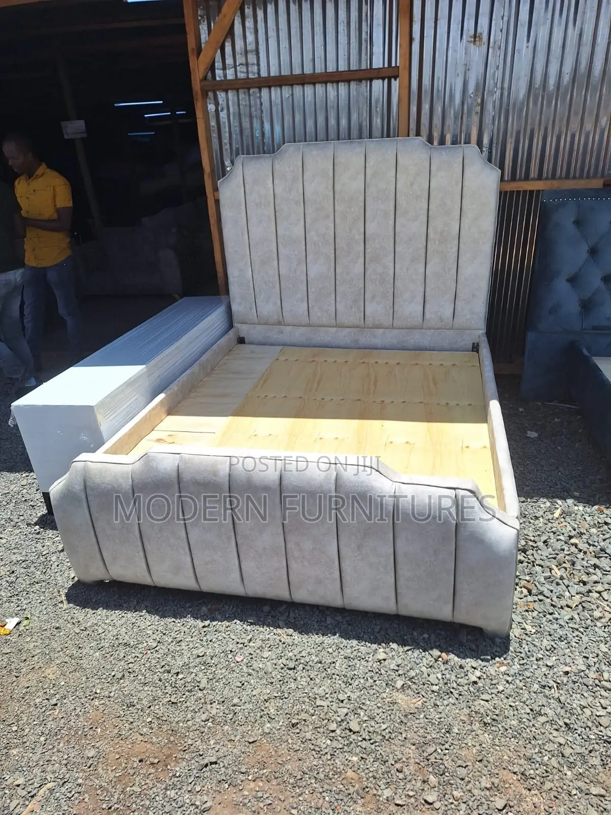 Classic 5/6 Tufted Bed