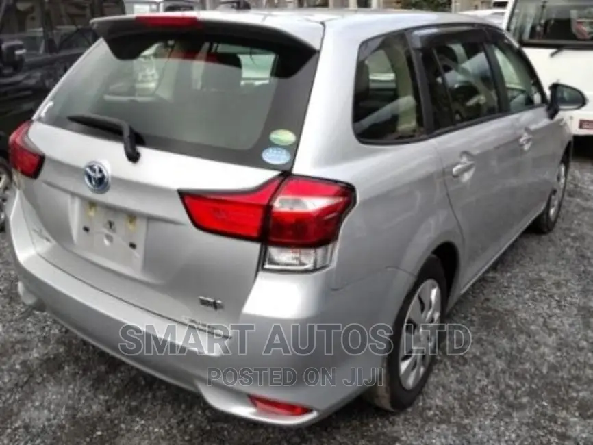 Toyota Corolla Fielder 2017 Silver