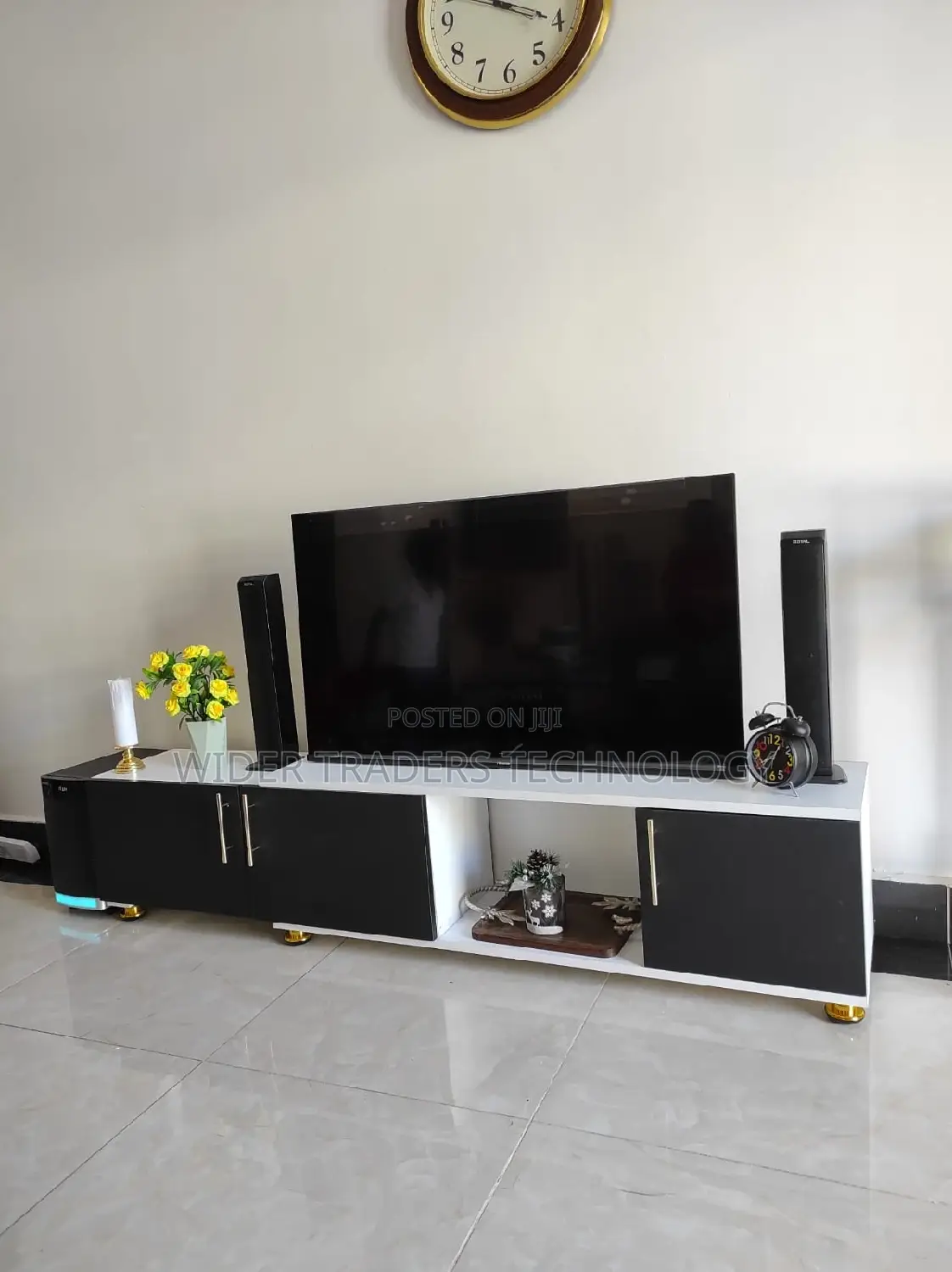 Tokyo Expandable TV Stand
Length Can Expand Upto 6ft