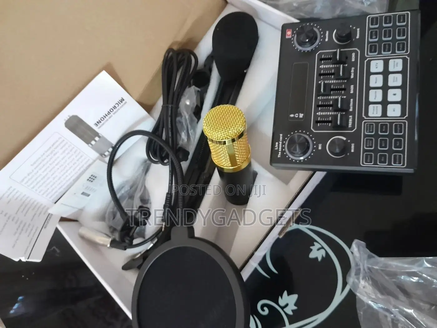 PROFESSIONAL Condenser MICROPHONE With V8 Live Sound Card