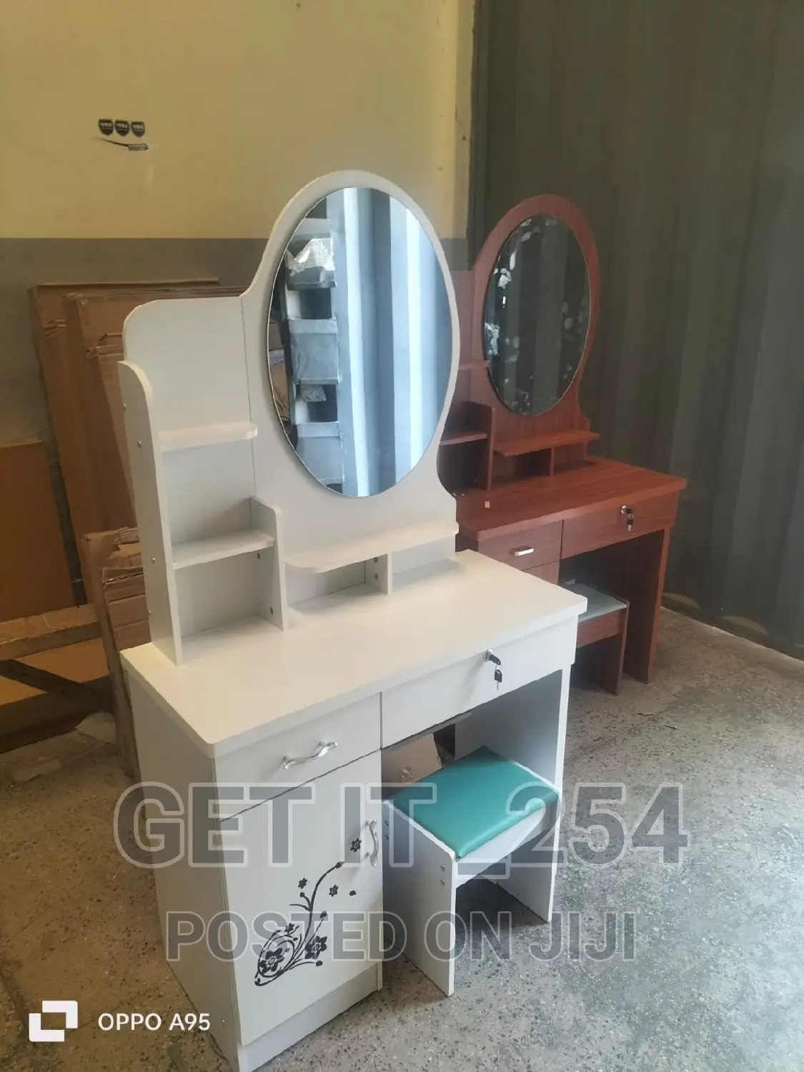 Dressing Table 
Available in White, Brown