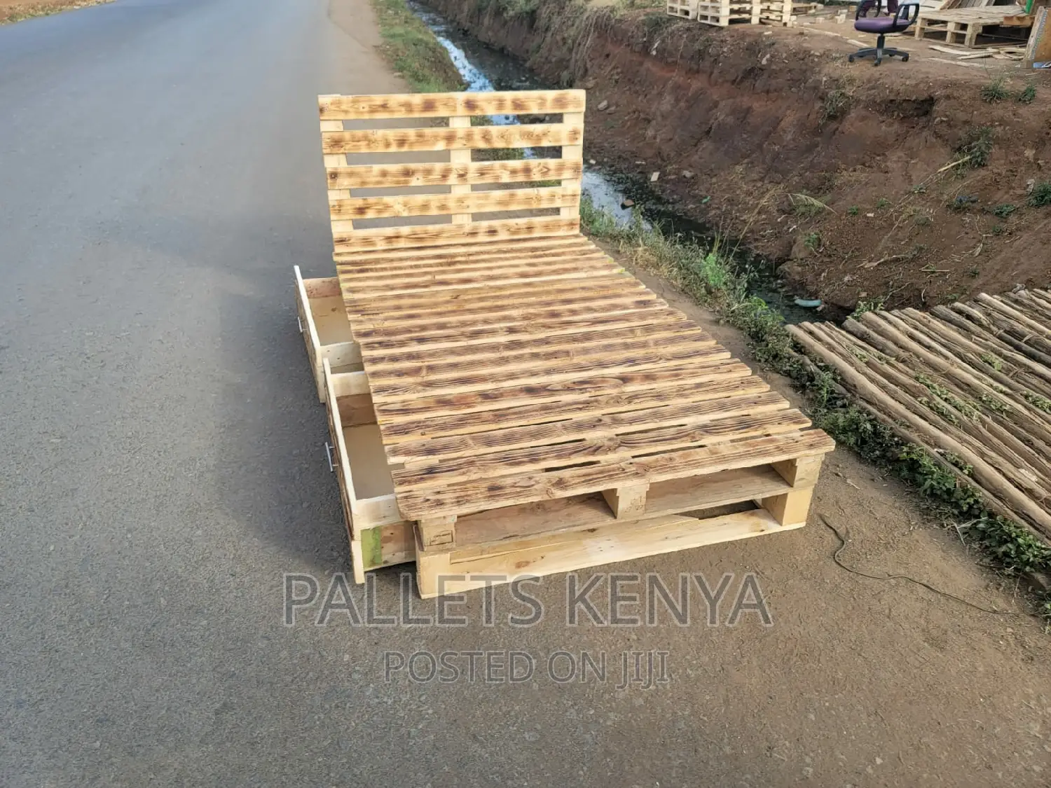 Pallet Bed- With Drawers Pallet Bed. (#Ko02)