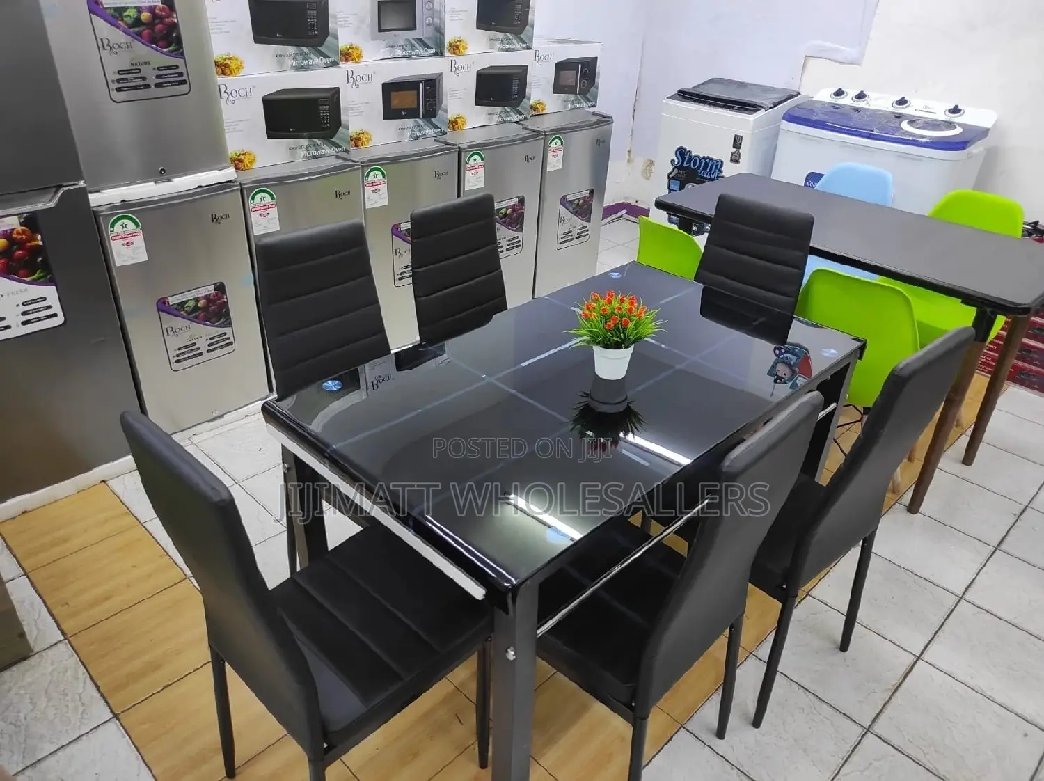 Dinning Table//Top Glass 6 Seater Dining Table
All Black