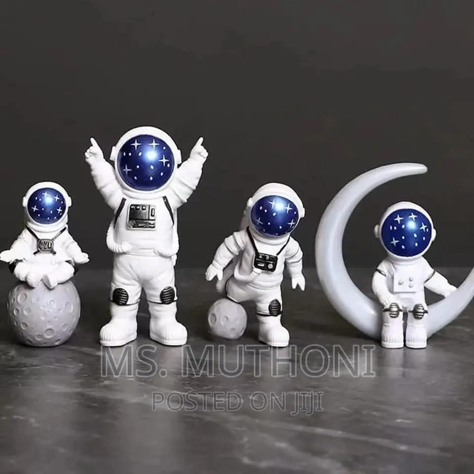 4 Pc Astronaut Figure Statue/Spaceman