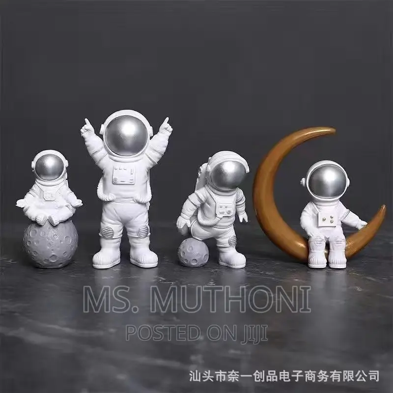 4 Pc Astronaut Figure Statue/Spaceman