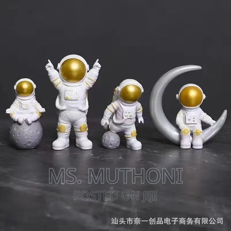 4 Pc Astronaut Figure Statue/Spaceman