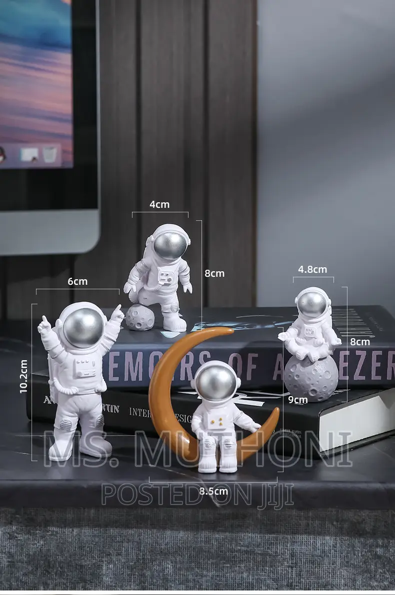 4 Pc Astronaut Figure Statue/Spaceman