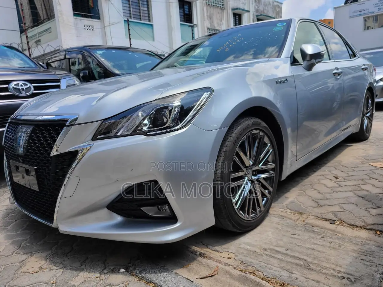 Toyota Crown 2017 Silver