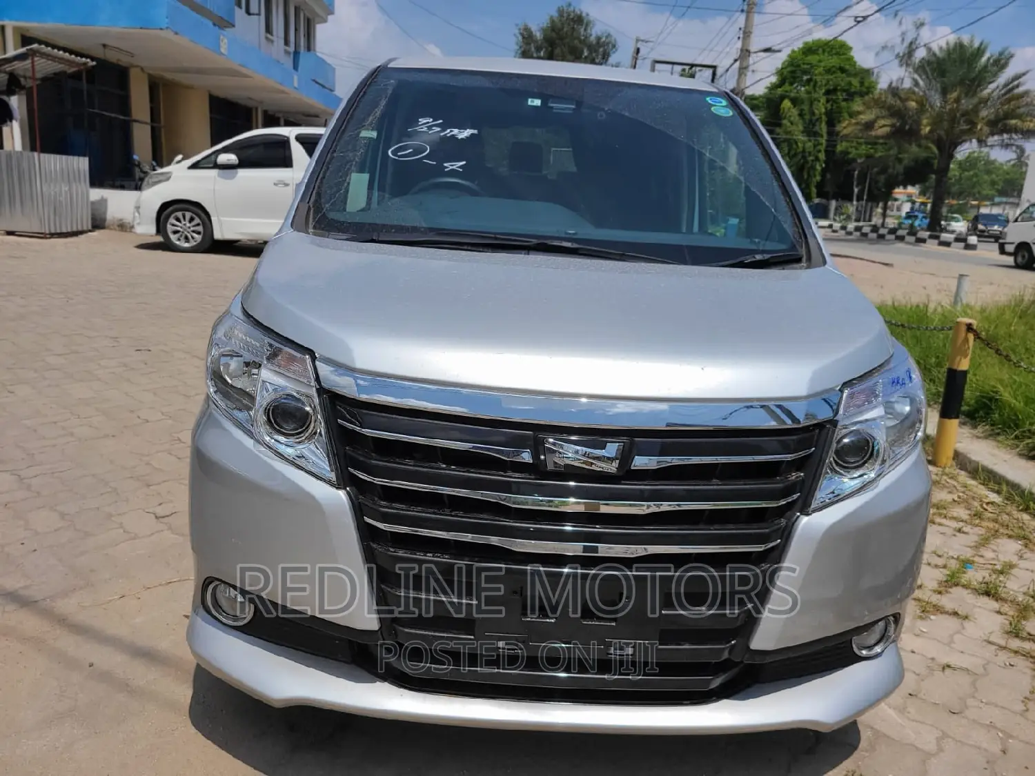 Toyota Noah 2.0 AWD (7 Seater) 2016 Silver
