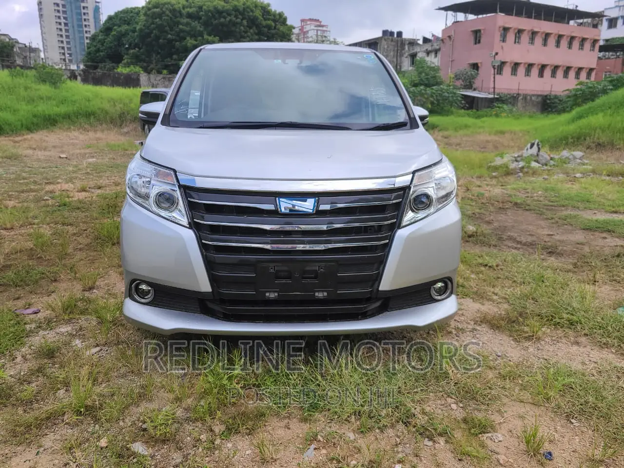 Toyota Noah 1.8 FWD Hybrid (7 seater) 2016 Silver
