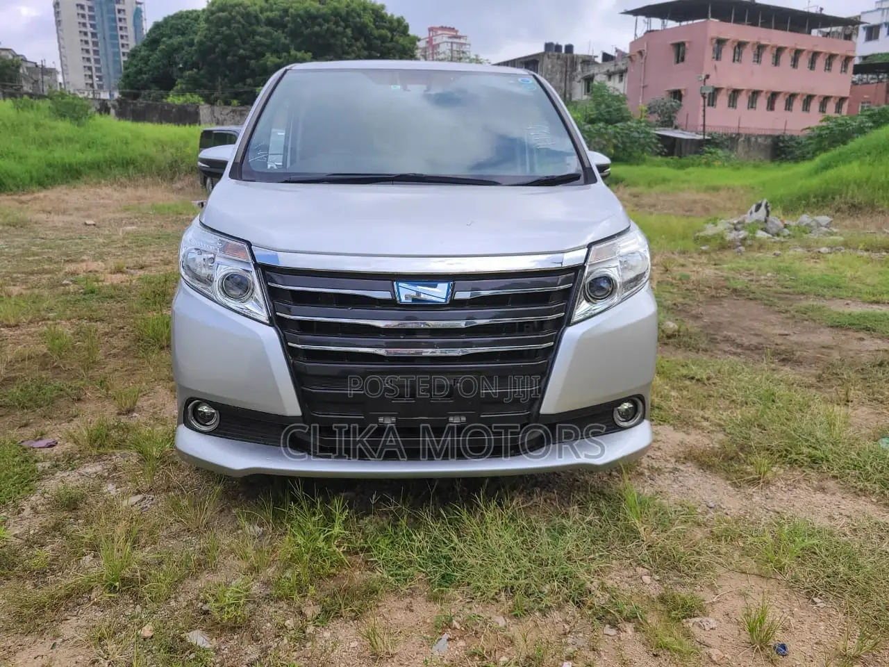 Toyota Noah 1.8 FWD Hybrid (7 seater) 2016 Silver