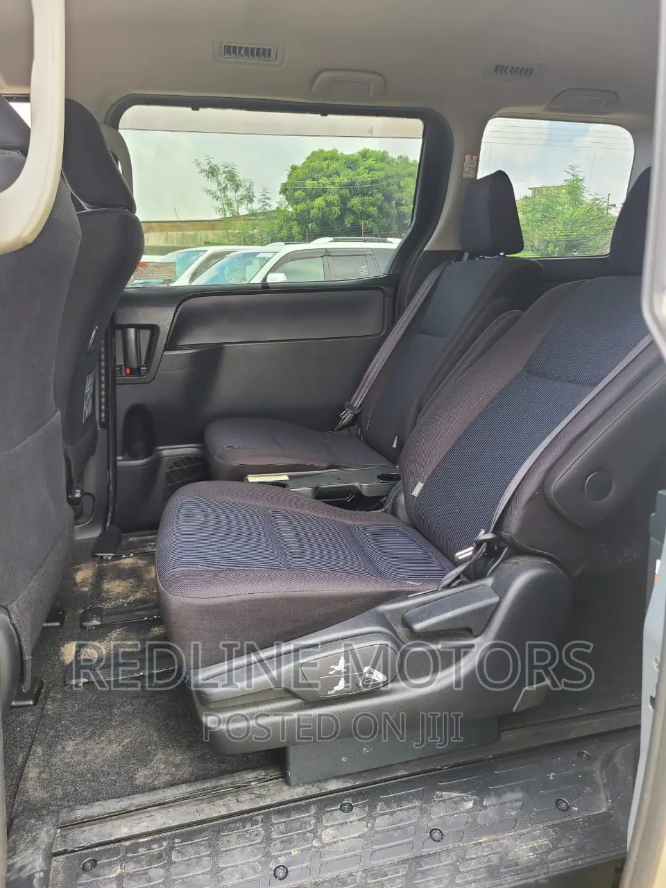 Toyota Noah 1.8 FWD Hybrid (7 seater) 2016 Silver