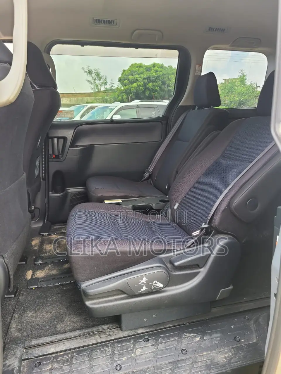 Toyota Noah 1.8 FWD Hybrid (7 seater) 2016 Silver
