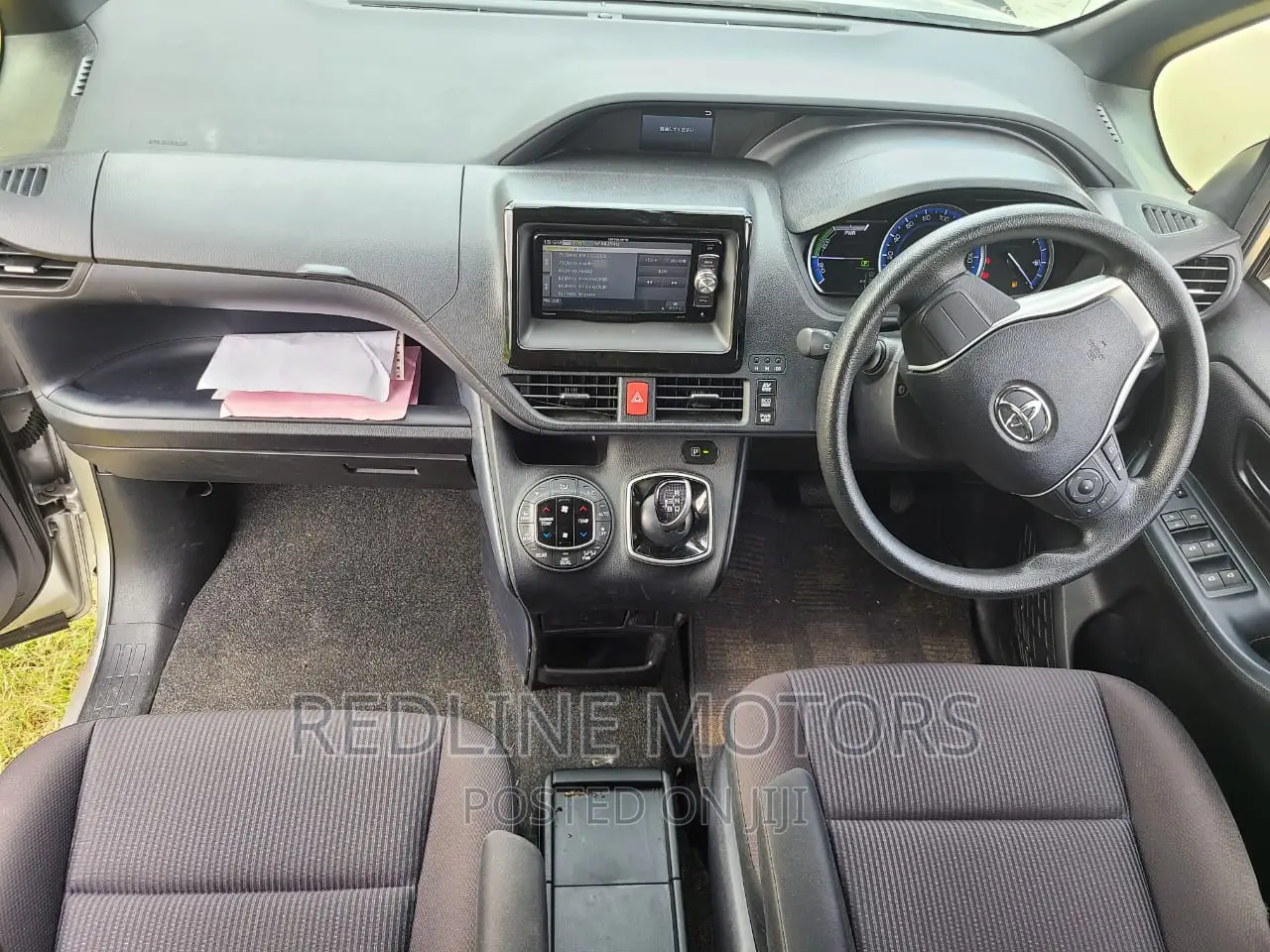 Toyota Noah 1.8 FWD Hybrid (7 seater) 2016 Silver