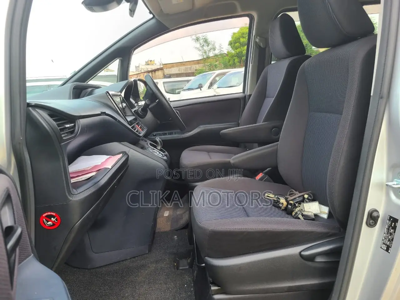 Toyota Noah 1.8 FWD Hybrid (7 seater) 2016 Silver