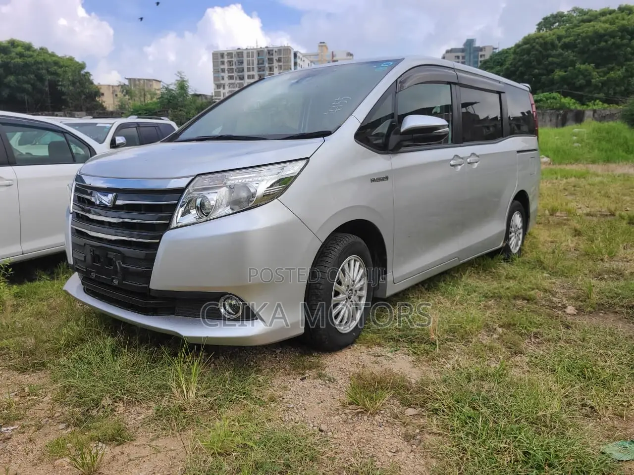 Toyota Noah 1.8 FWD Hybrid (7 seater) 2016 Silver