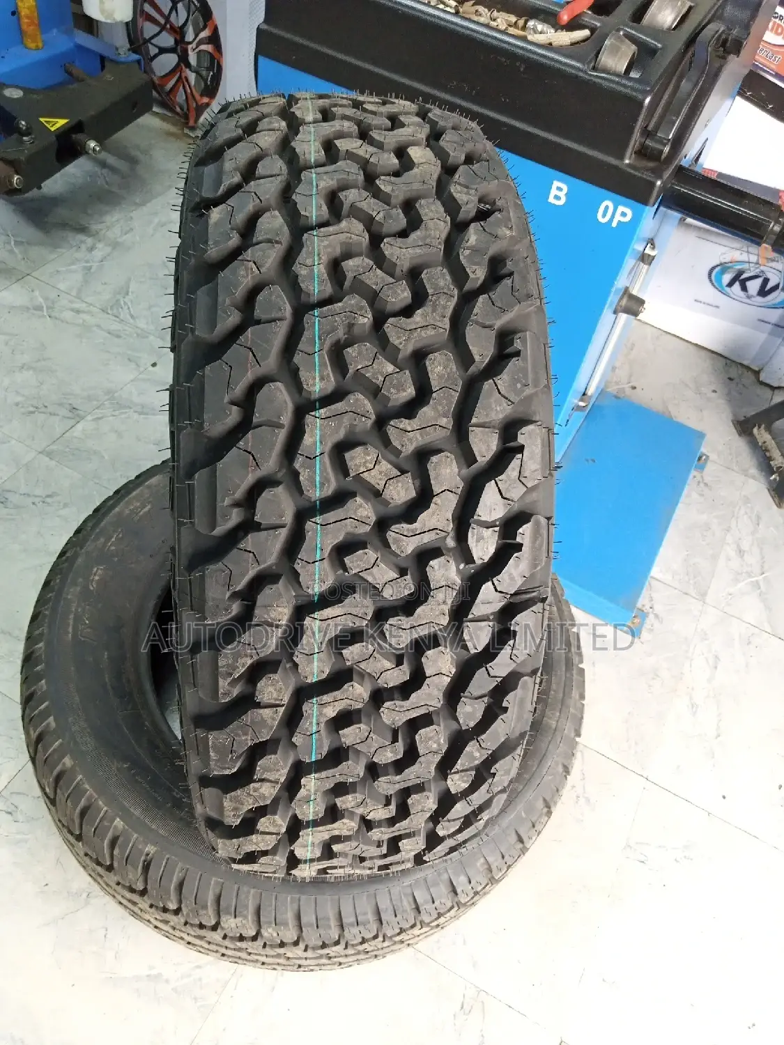 265/60r18 Maxtrek All-Terrain Tire
