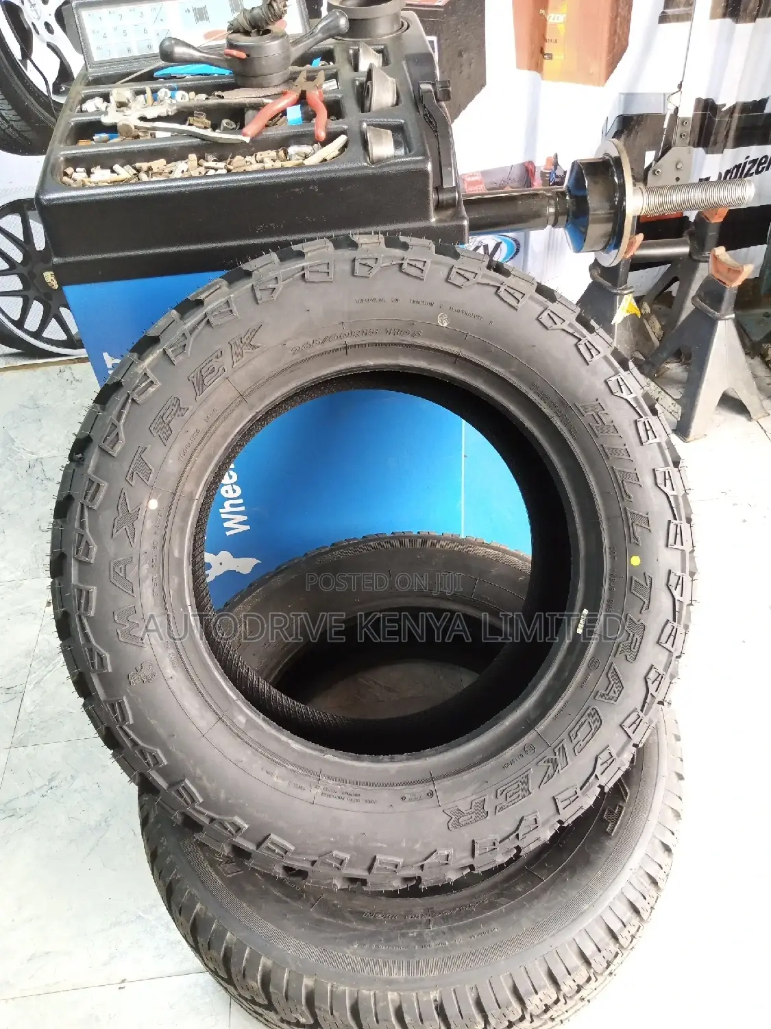 265/60r18 Maxtrek All-Terrain Tire
