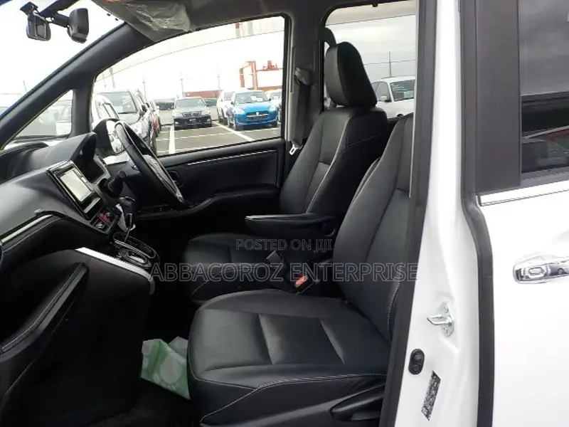 Toyota Esquire 1.8 FWD Hybrid (7 seater) 2017 Off white