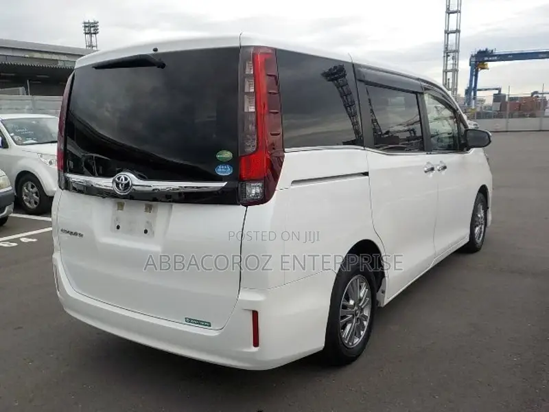 Toyota Esquire 1.8 FWD Hybrid (7 seater) 2017 Off white
