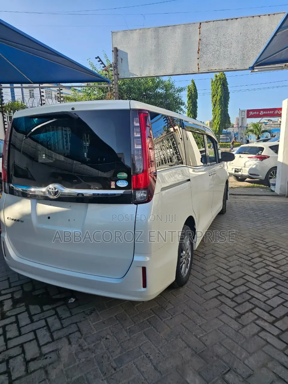 Toyota Esquire 2.0 FWD (7 seater) 2016 Off white