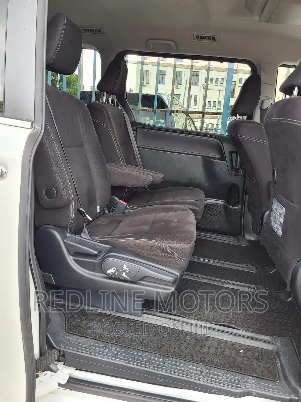Toyota Esquire 1.8 FWD Hybrid (7 seater) 2016 Pearl