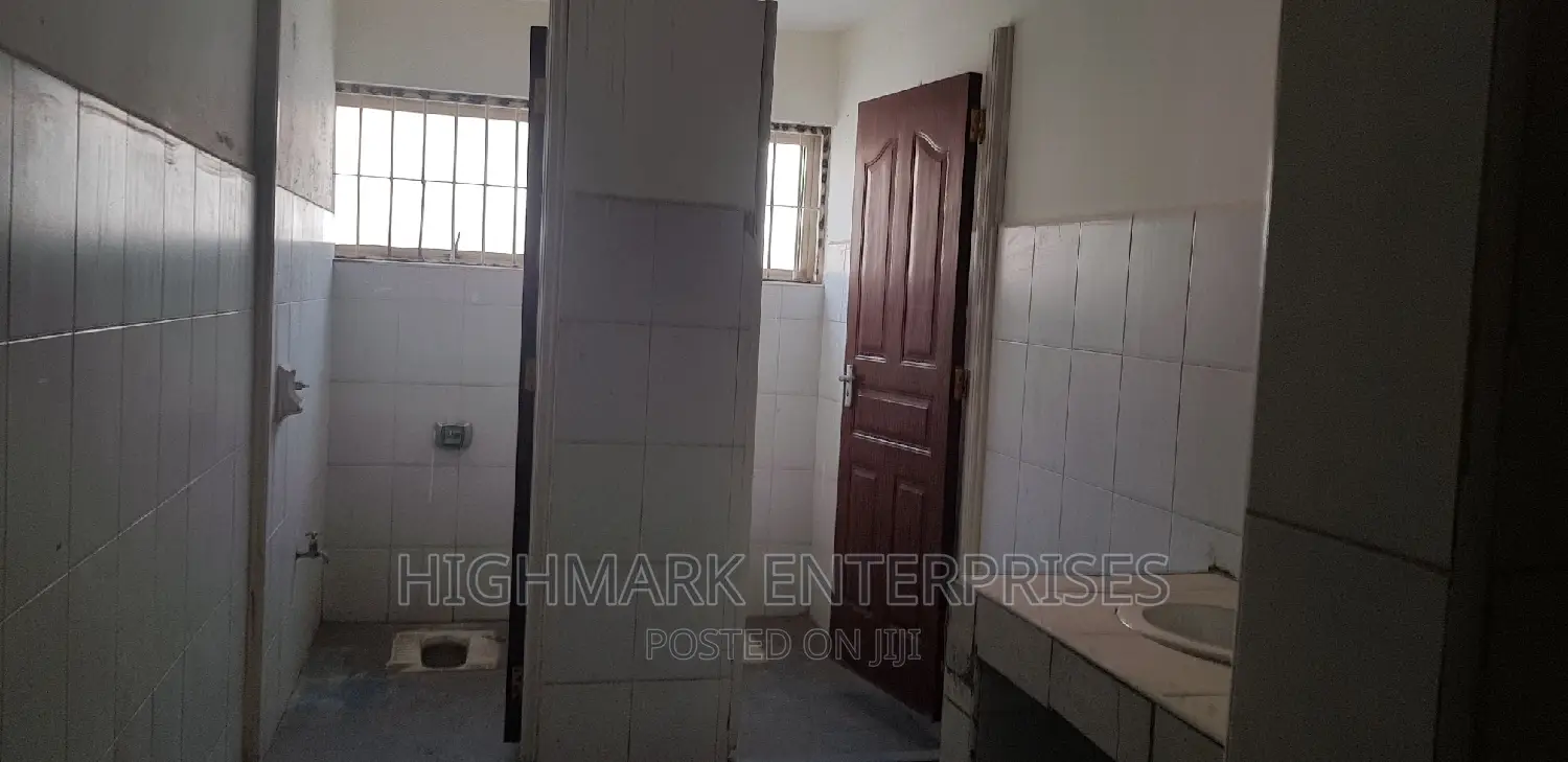 5500 Sq Feet Godowns to Let