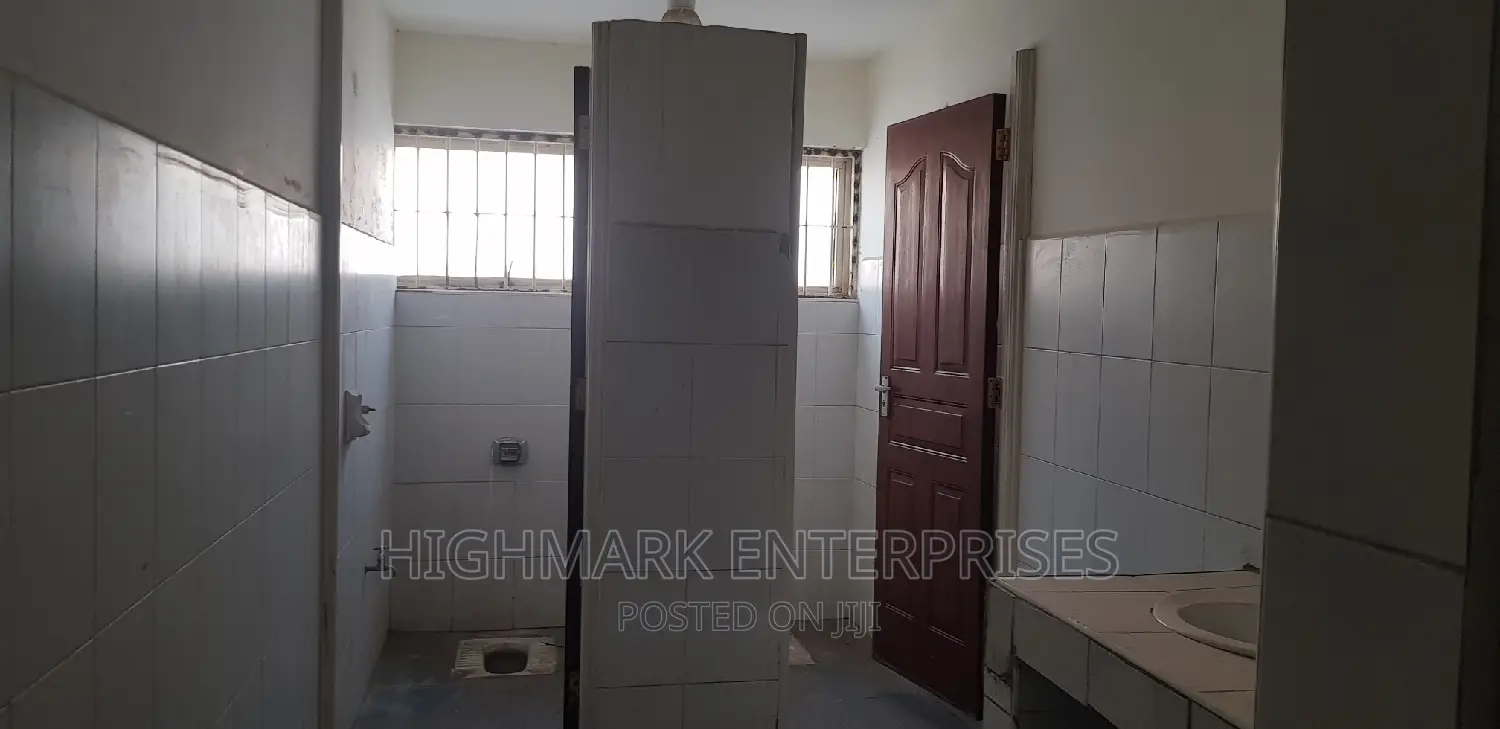 5500 Sq Feet Godowns to Let