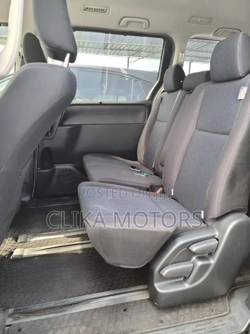 Toyota Voxy 2016 Silver