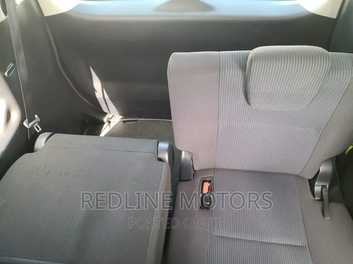 Toyota Voxy 2016 Silver