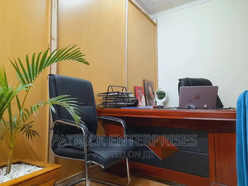 Executive Important Morden Office Desk 1.6 MTRS