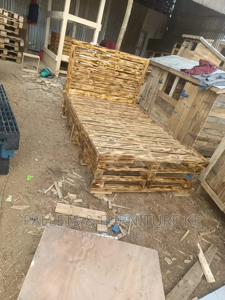 Well Stained Pallet Bed(4 by 6)