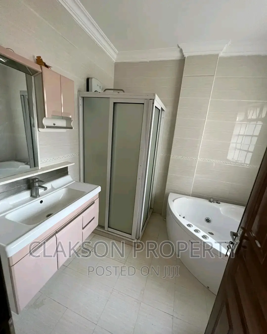 3bdrm Apartment in Lavington Atheru for sale
