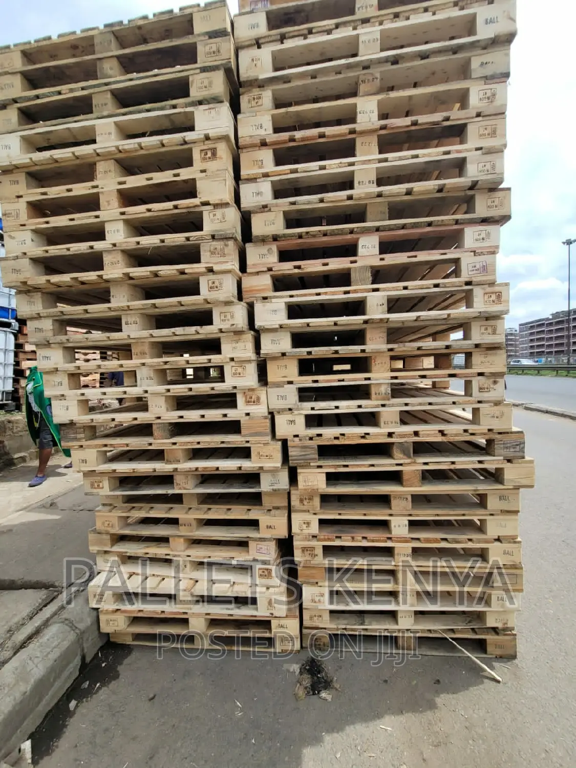 Wood Pallets - Clean Heavy Duty Pallets. (Ov05)