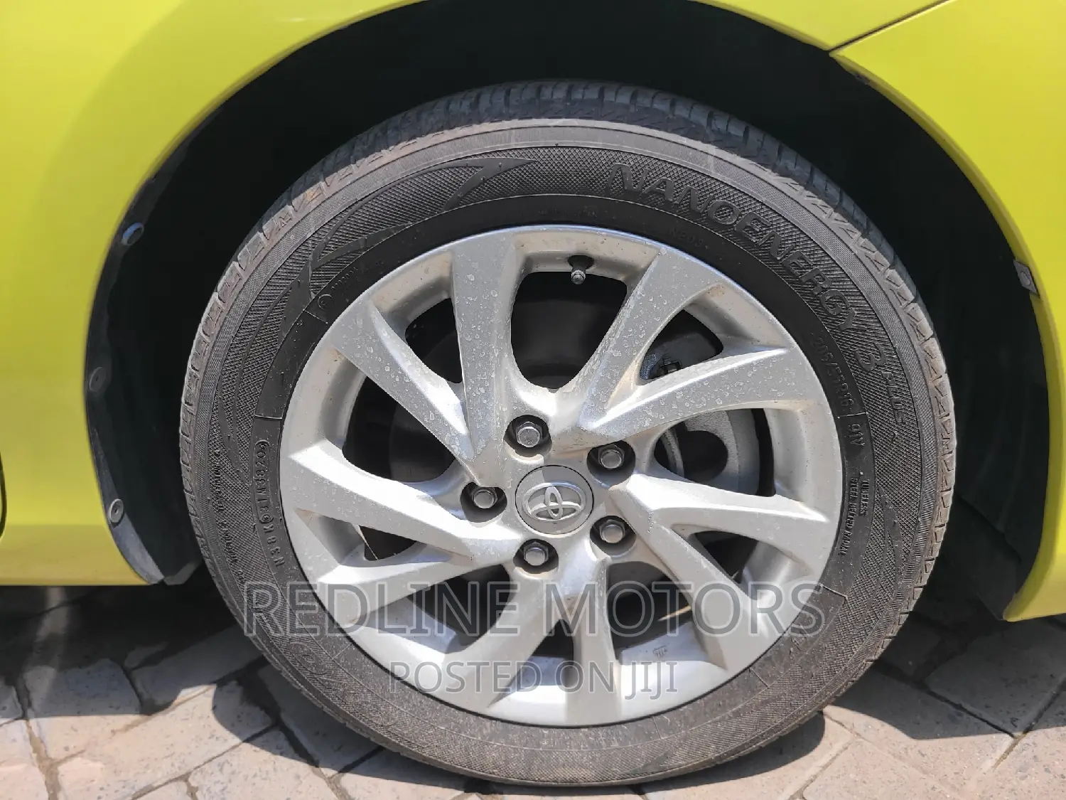 Toyota Auris 2016 Yellow