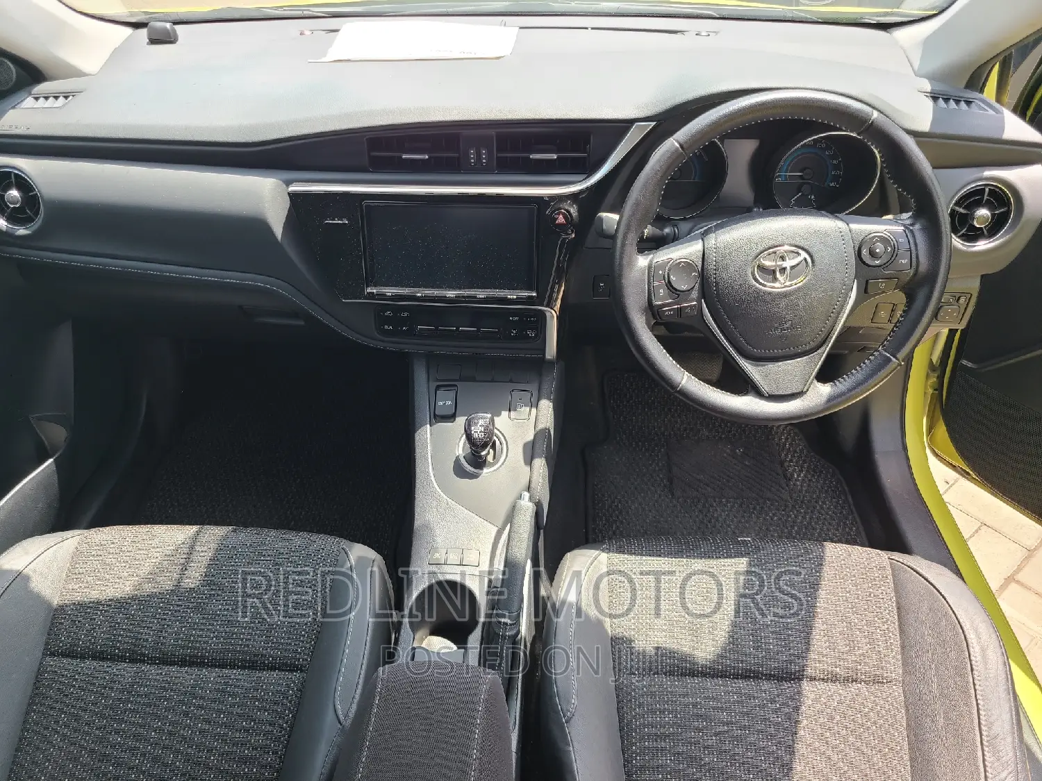 Toyota Auris 2016 Yellow