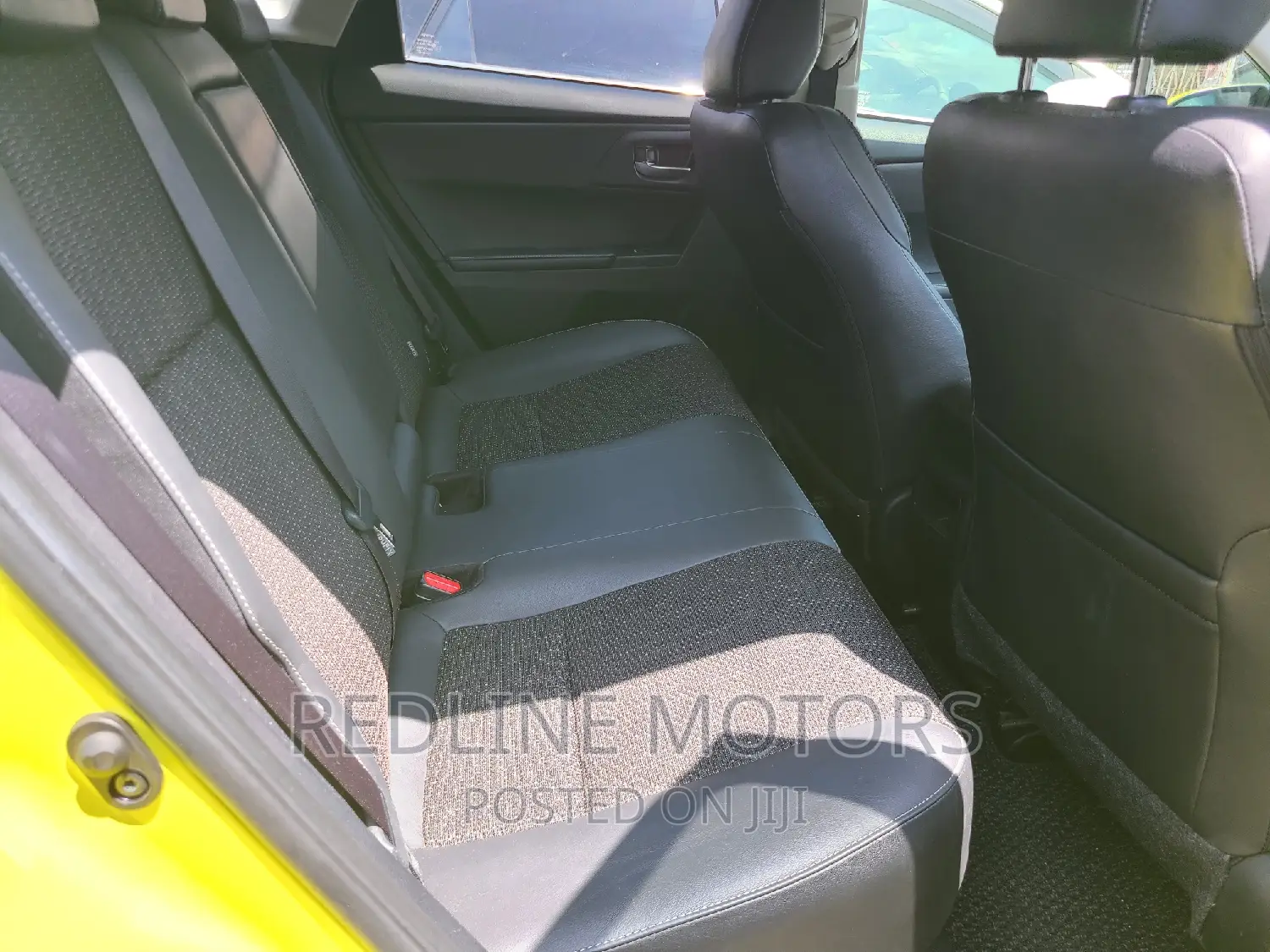 Toyota Auris 2016 Yellow