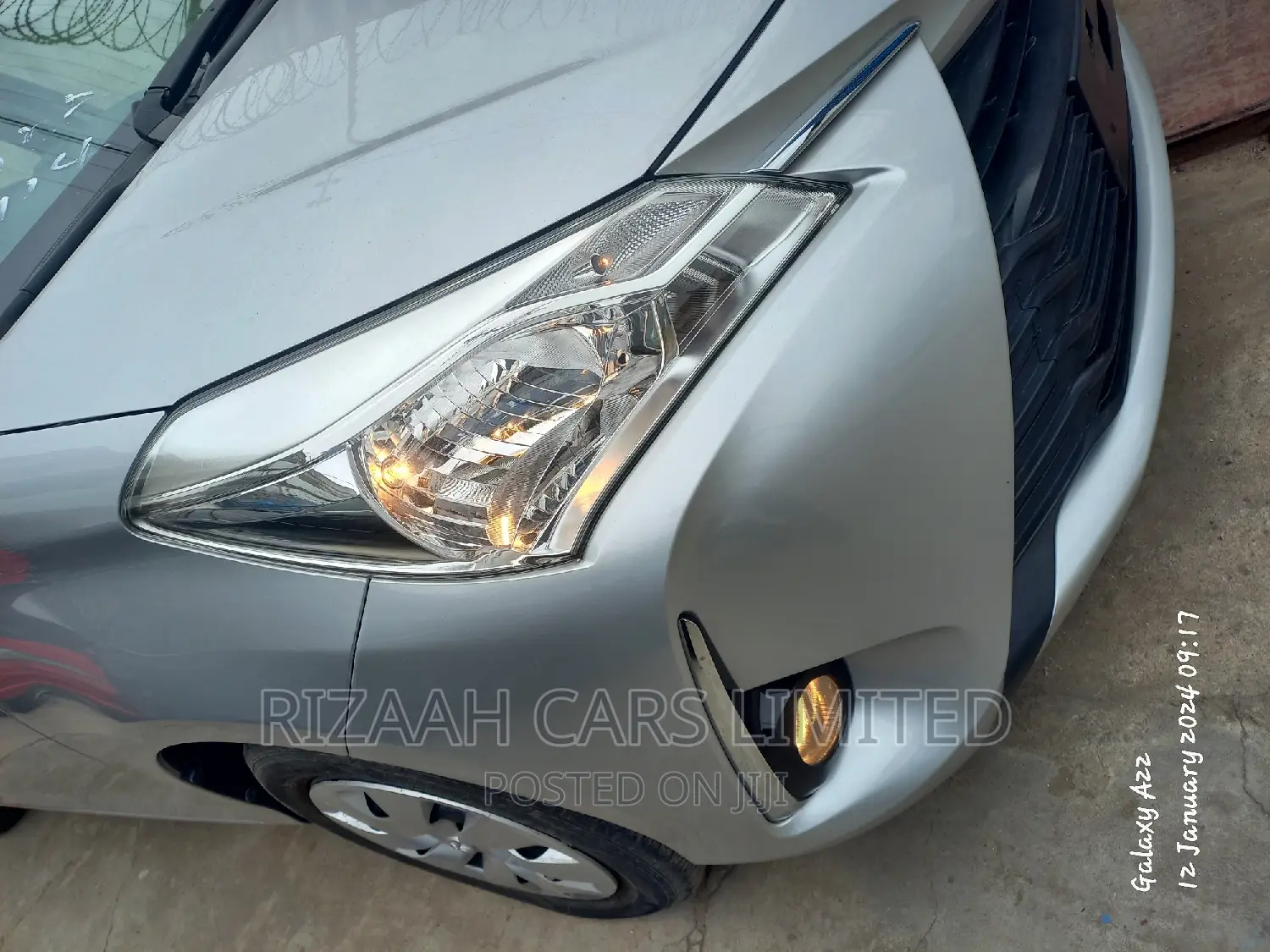 Toyota Vitz 2017 Silver