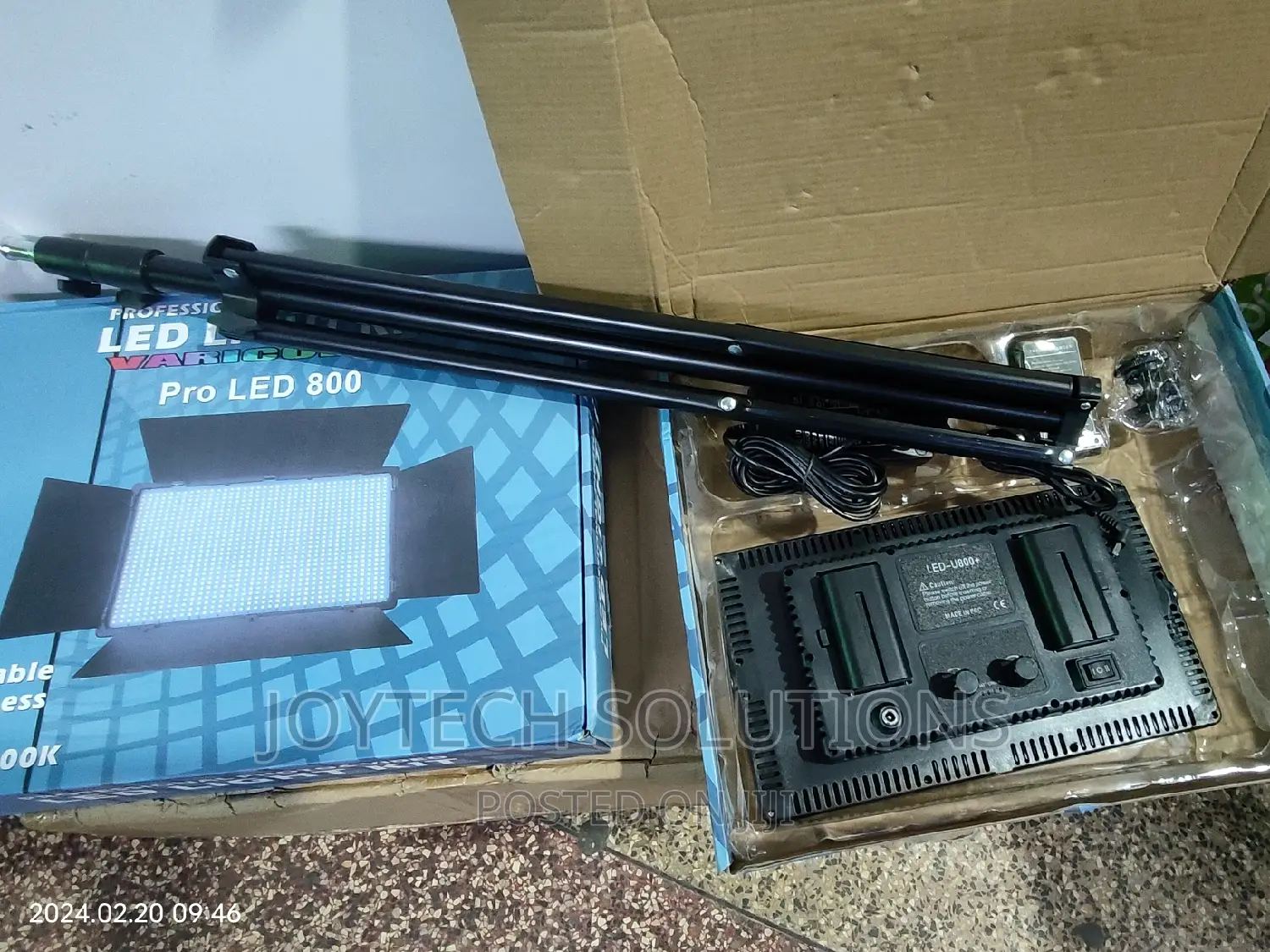 Pro Led 800+ Bicolour Studio Light. 2 Batt, Stand, Charger
