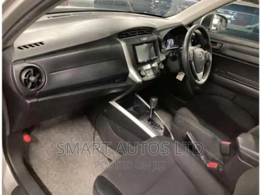 Toyota Corolla Fielder 2018 Silver