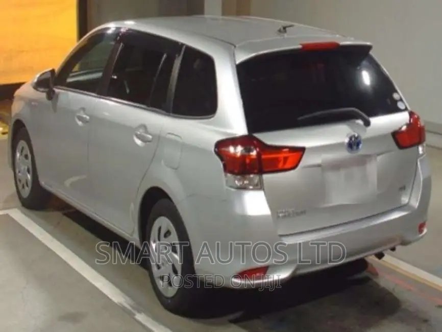 Toyota Corolla Fielder 2018 Silver