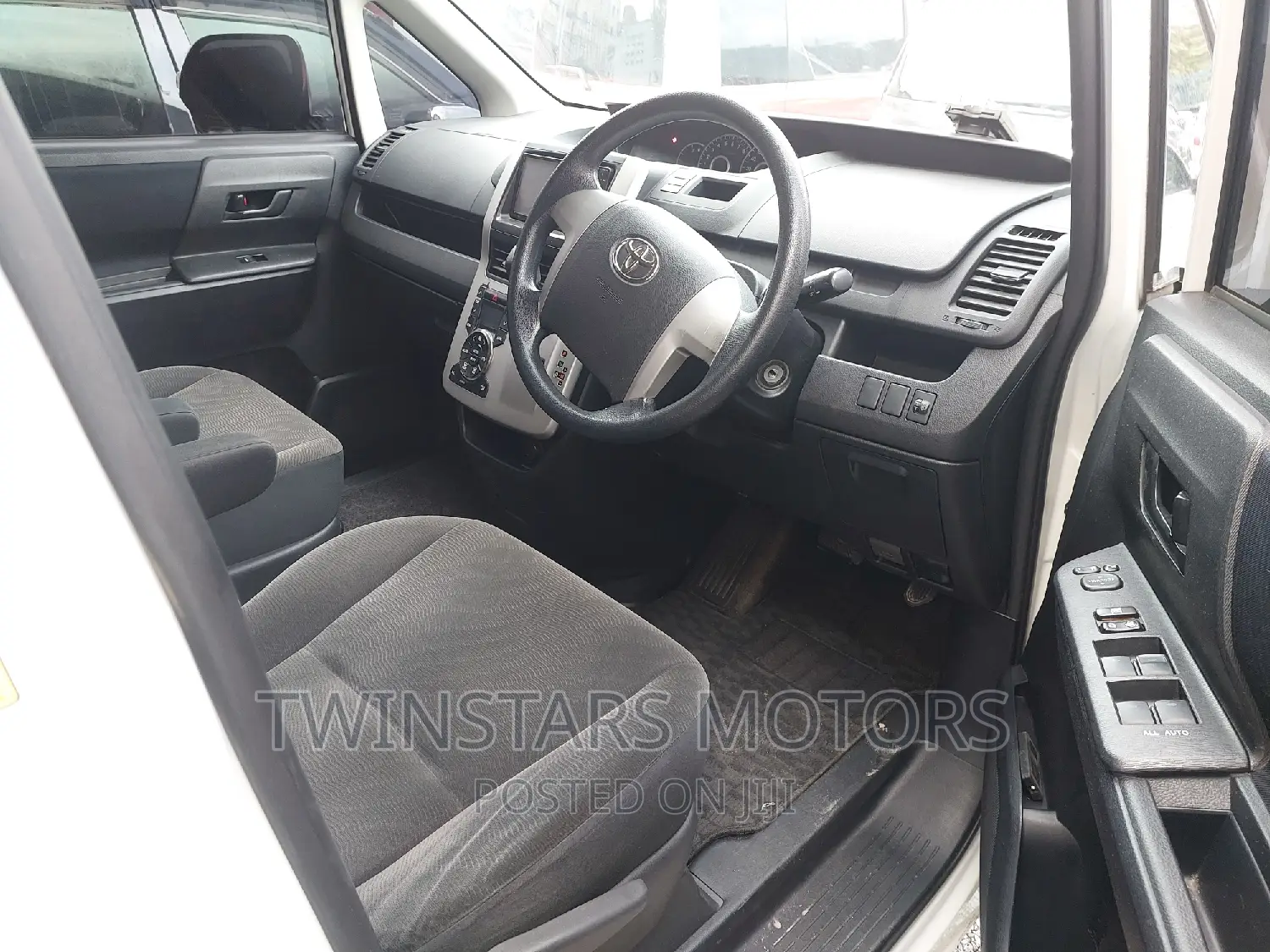 Toyota Voxy 2013 White