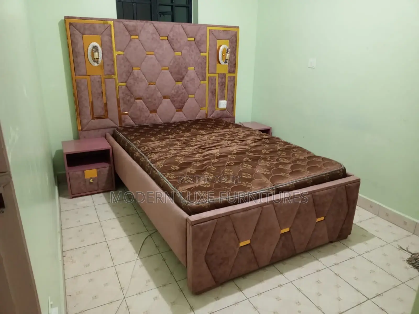 5/6 Bed With Side Tables