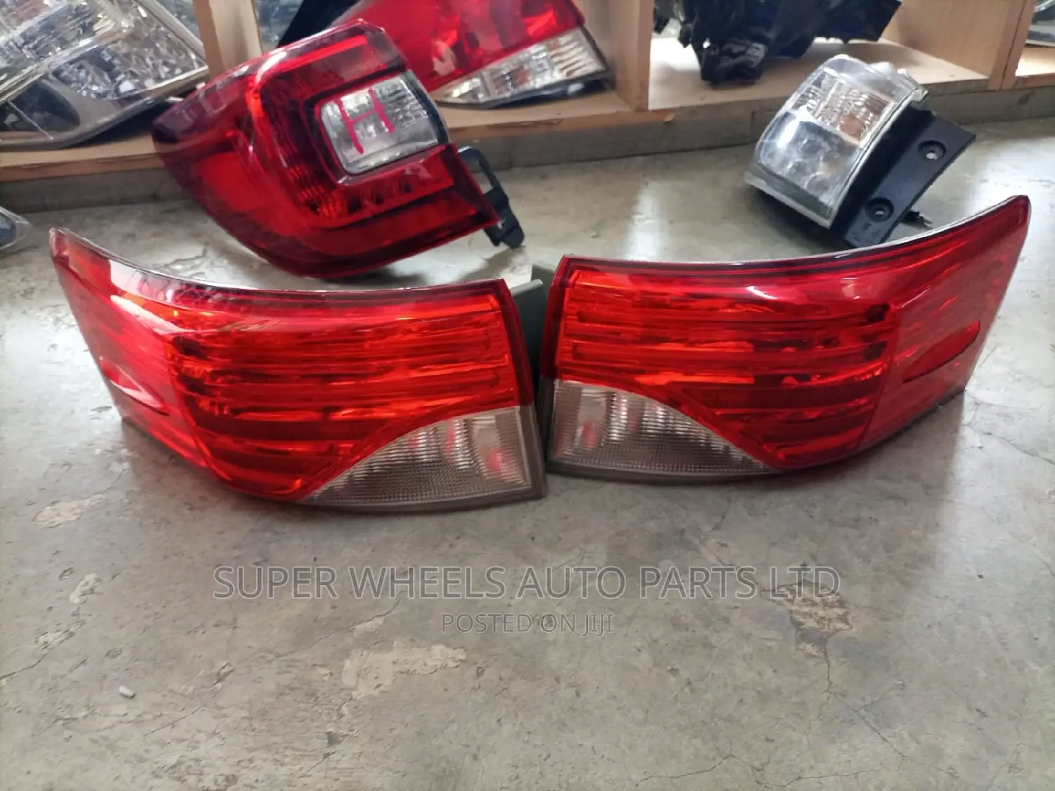 Taillight Toyota Avensis 2013