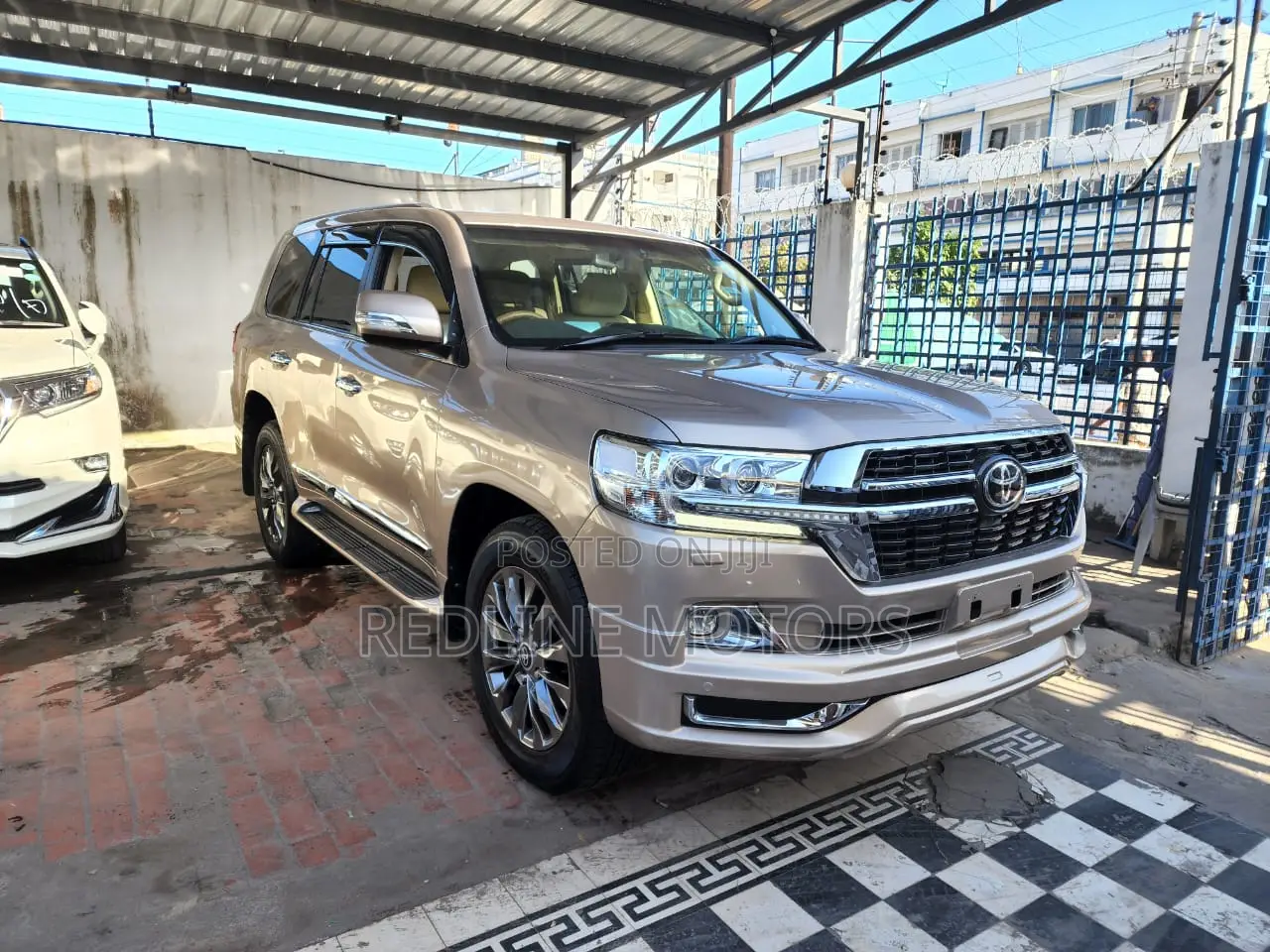 Toyota Land Cruiser 4.6 V8 GXR 2017 Gold