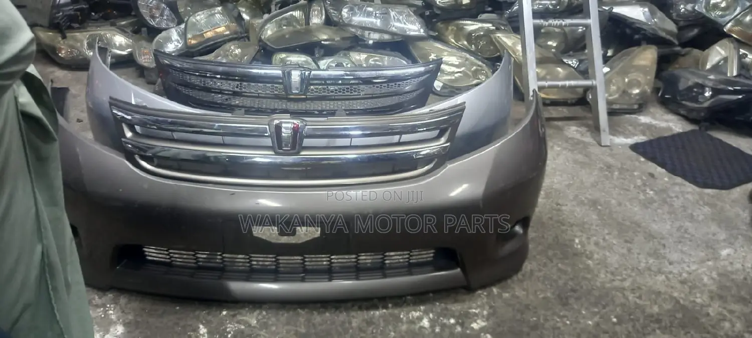 Toyota ISIS Front Bumper 2004/2008, Clean Ex Japan Parts
