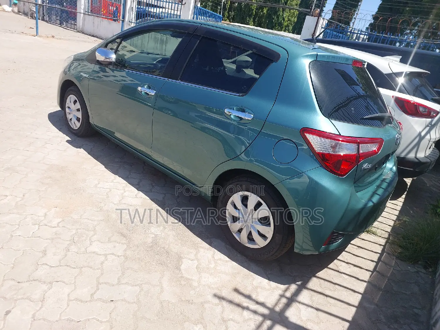 Toyota Vitz 1.5 FWD Hybrid 5dr 2017 Green